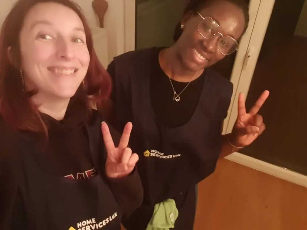 Deux aide-ménagères HSL souriantes en intervention – aide ménagère Luxembourg