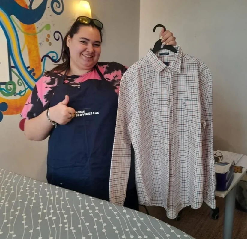 Aide-ménagère HSL montrant une chemise repassée – aide ménagère Luxembourg