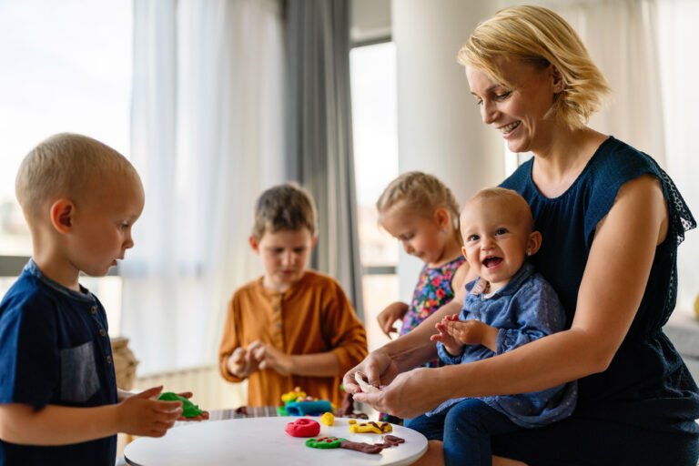 Nounou HSL jouant avec des enfants à domicile – garde d’enfants Luxembourg