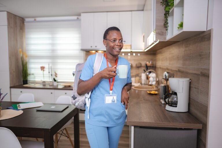 Aide à domicile HSL intervenant dans une cuisine – aide à domicile Luxembourg