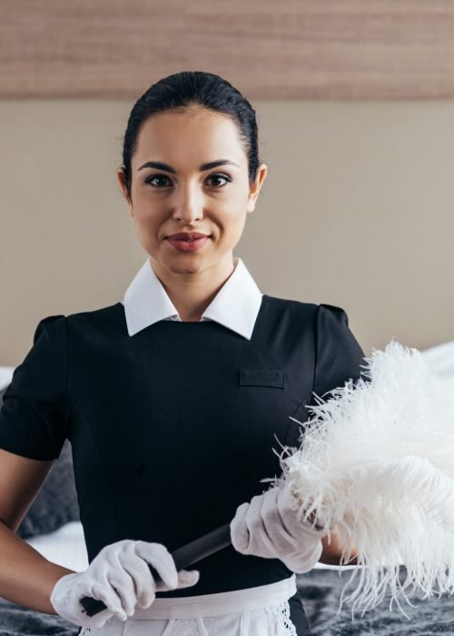 Gouvernante de maison réalisant le dépoussiérage – gouvernante de maison Luxembourg